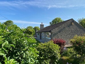 Exterior - 3 Bedroom, Bright and Airy Bungalow in Monyash Village sleeps 6 (Bakewell)