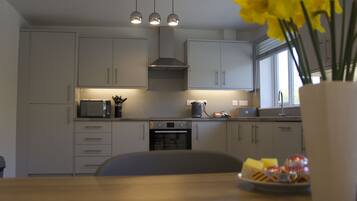 Een koelkast, een microgolfoven, een oven, een kookplaat