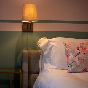 8 bedrooms, iron/ironing board, WiFi, bed sheets - Breckland Thatched Cottage on the Norfolk Border (Hockwold cum Wilton)