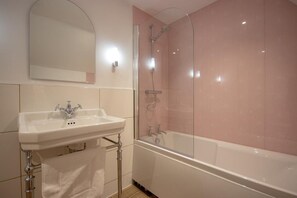 Shower, towels, soap, toilet paper - Breckland Thatched Cottage on the Norfolk Border (Hockwold cum Wilton)