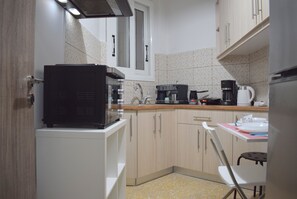 Kühlschrank, Ofen, Herdplatte, Wasserkocher mit Kaffee-/Teezubehör