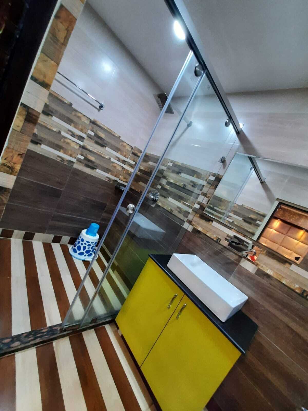 Shower, rainfall showerhead, free toiletries, towels
