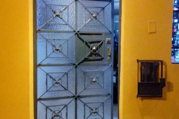 Vista frontal de la propiedad