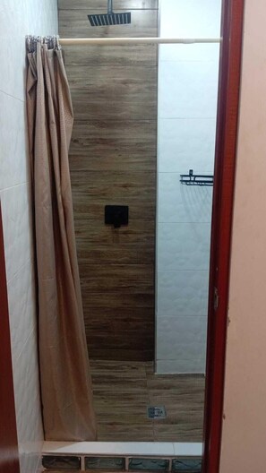 Family Room | Bathroom | Shower, heated floors, towels, toilet paper - Chakana Family Home (Callao)
