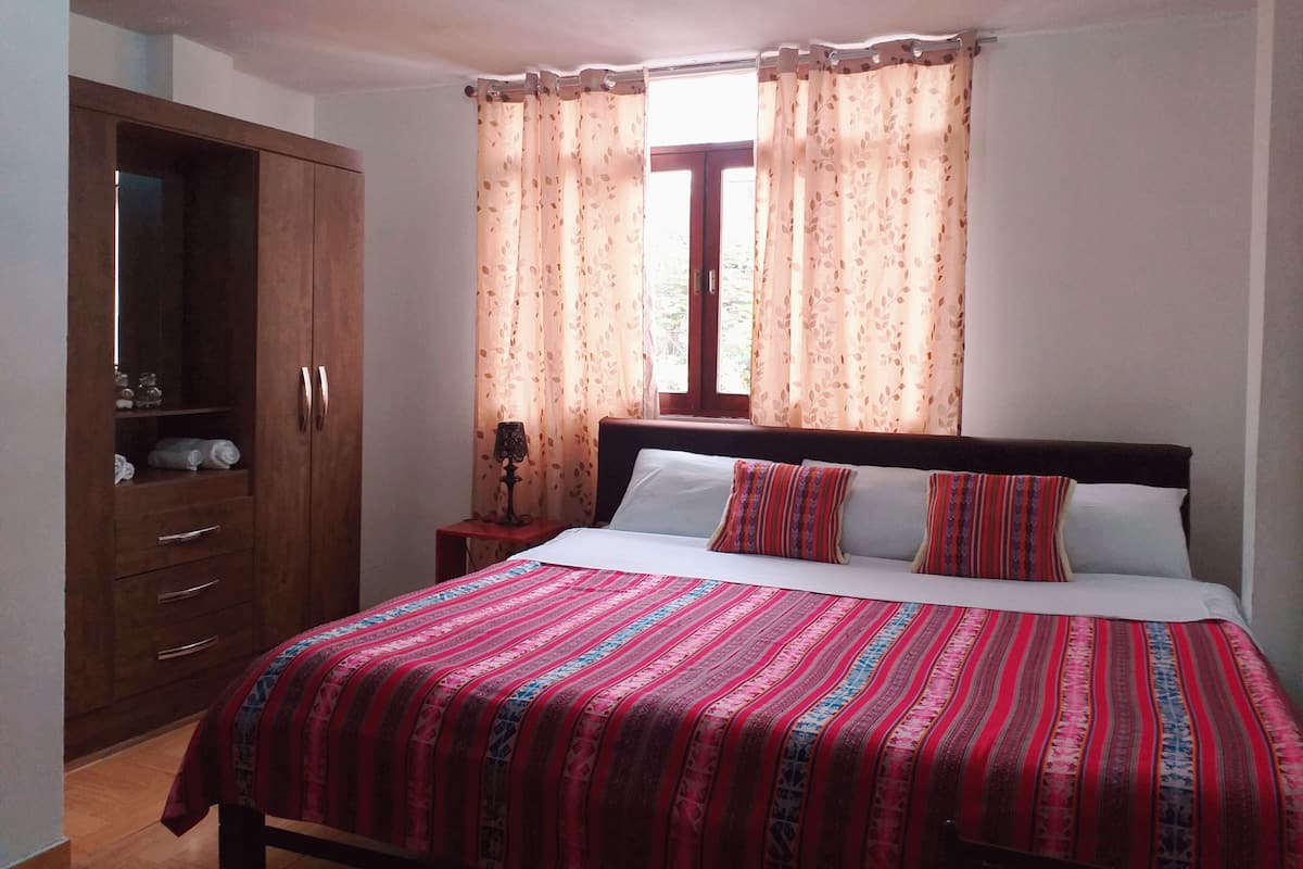 Eenvoudige kamer, 1 twee- of 2 eenpersoonsbedden, 1 kingsize bed | 1 slaapkamer, een laptopwerkplek, gratis wifi, beddengoed