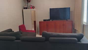 Apartment | Premium bedding, down comforters, Select Comfort beds, laptop workspace