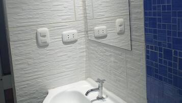 Habitación básica doble | Baño | Regadera, piso con calefacción, toallas, papel de baño