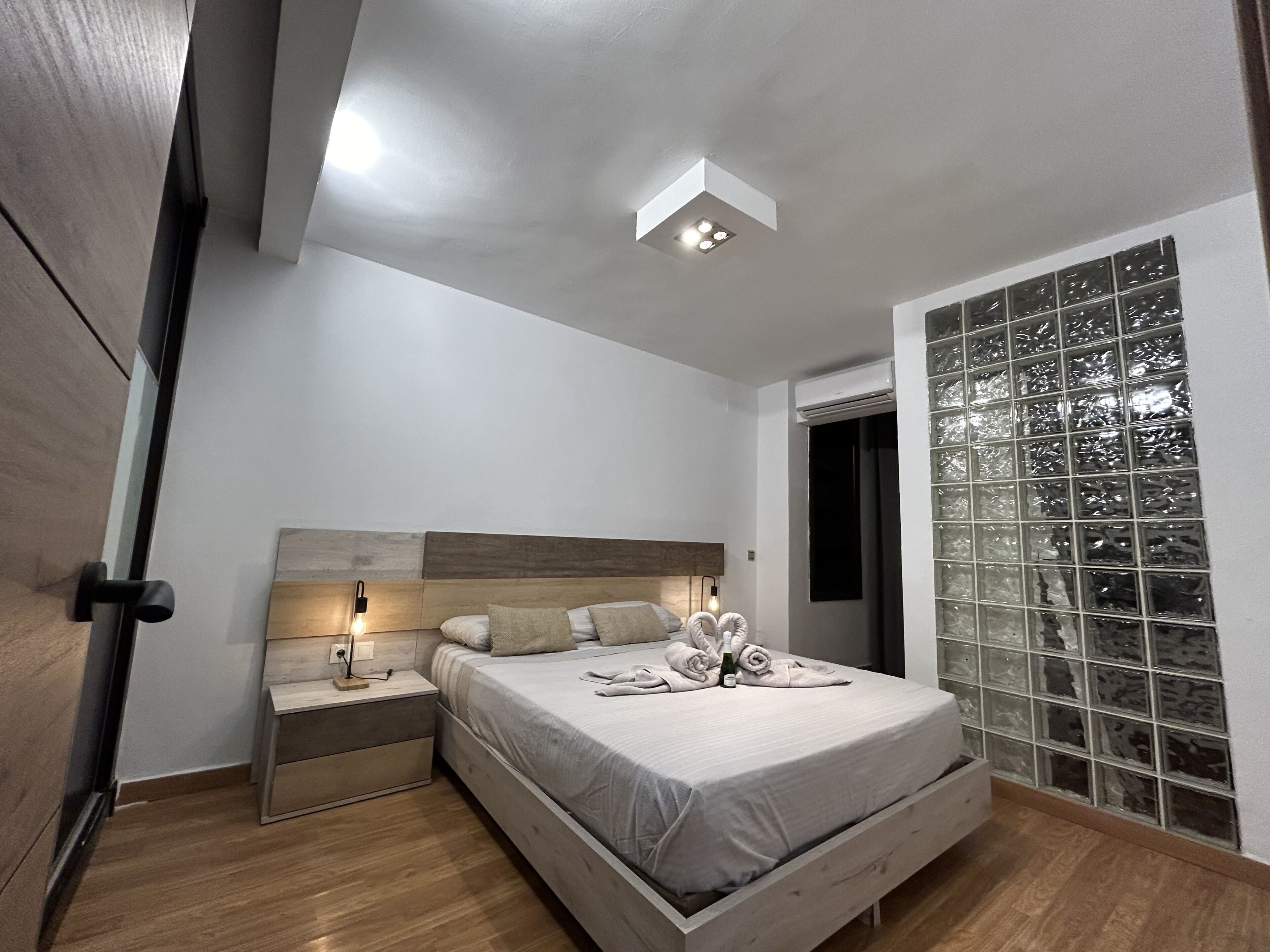 2 habitaciones, tabla de planchar con plancha y wifi gratis 