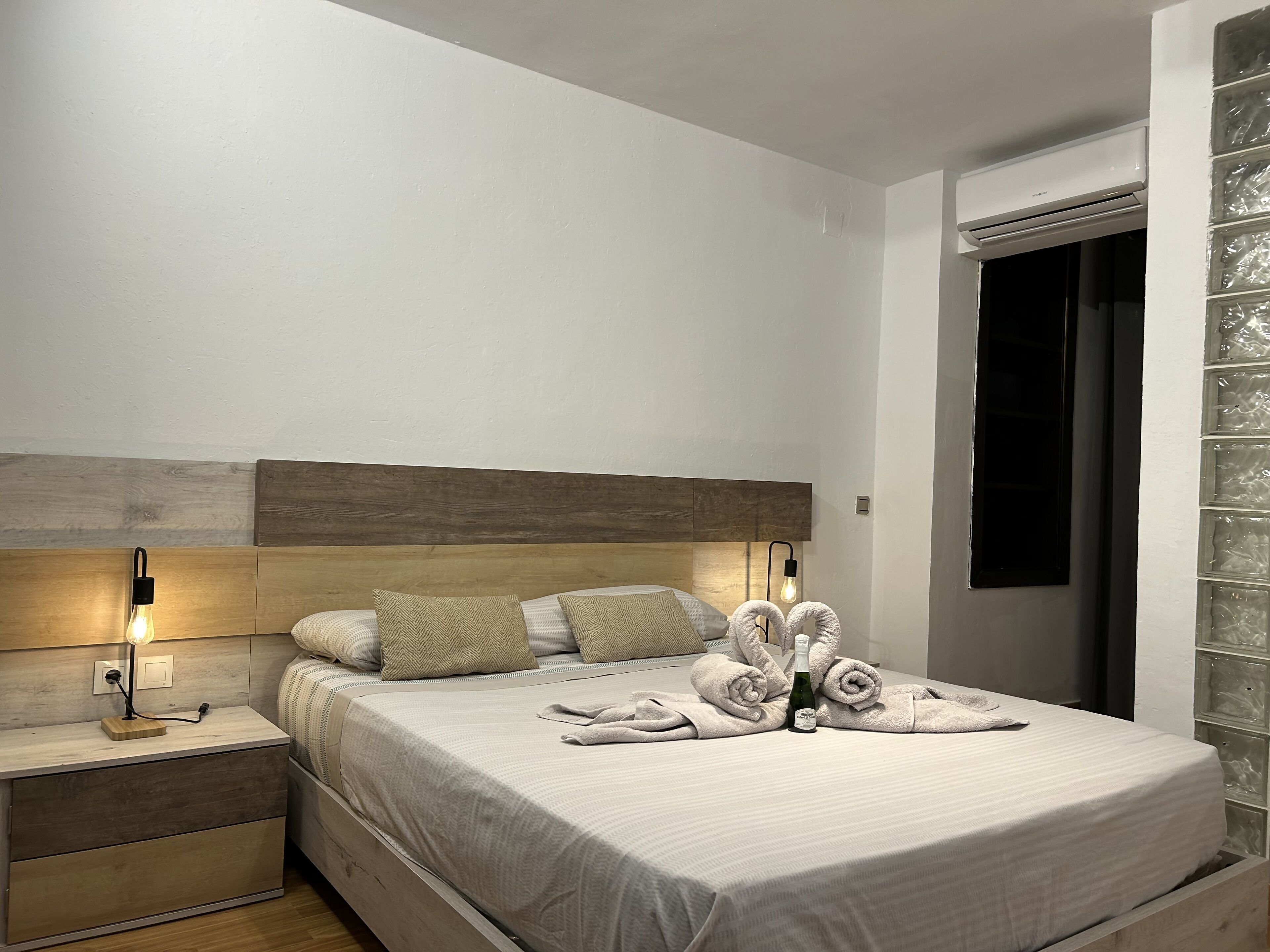 2 makuuhuonetta, silitysrauta/-lauta, ilmainen Wi-Fi