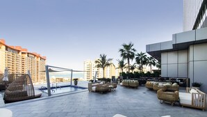 Outdoor pool - Manzil - Studio | Palm Tower | Infinity pool view (Dubai)