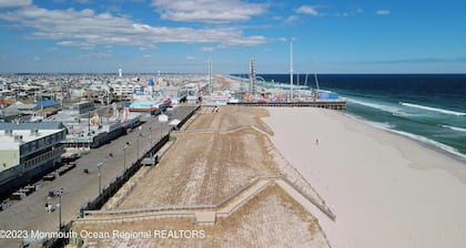 Family FUN! Updated!! 3Br, 2FB Condo 2 blocks from Beach & Boardwalk.