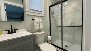 Douche, serviettes fournies, savon, papier de toilette