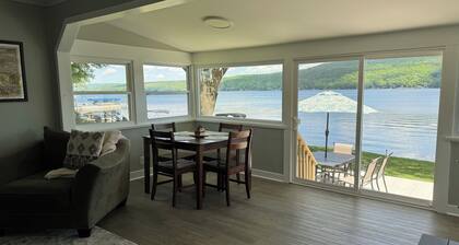 Cozy Lake Front Cottage