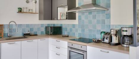 Kühlschrank, Mikrowelle, Ofen, Geschirrspüler