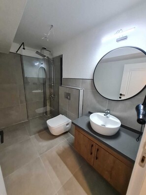 Quarto família, vista para a cidade | Banheiro