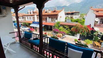 Habitación familiar, vistas a la ciudad | Balcón