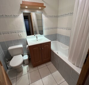 Baignoire, séchoir à cheveux, serviettes fournies