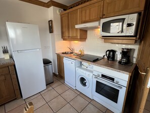 Kjøleskap, mikrobølgeovn, ovn og oppvaskmaskin