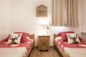 4 chambres, fer et planche à repasser, lit de bébé portatif, Wi-Fi