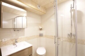 Baignoire, séchoir à cheveux, serviettes fournies