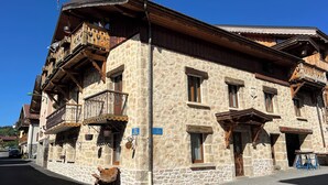 A stone building with wooden balconies and a rustic appearance. - La Dorbluche duplex apartment 10-11 person, 2km from the slopes (Aime-la-Plagne)
