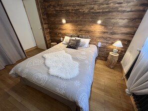 5 bedrooms, iron/ironing board, travel cot, WiFi