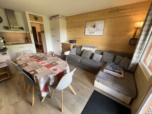 Tv, en tv-spelskonsol och ett bordtennisbord