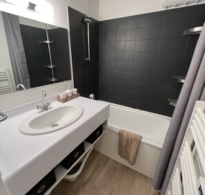 Badewanne, kostenlose Toilettenartikel, Haartrockner, Handtücher