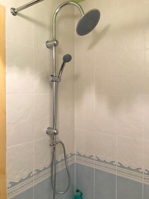 Badewanne, Haartrockner, Handtücher