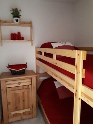 2 bedrooms, iron/ironing board, WiFi