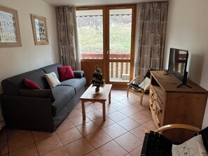 Télévision à écran plat, lecteur de DVD, chaîne hi-fi