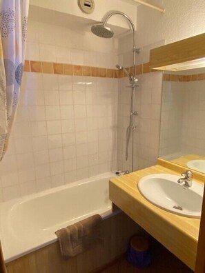 Baignoire, sèche-cheveux, serviettes fournies
