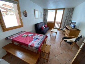 Télévision à écran plat, lecteur de DVD, chaîne hi-fi