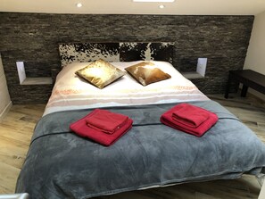 3 عدّة غرف نوم ومكواة/لوح كي وواي فاي وملاءات أسرّة