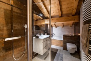 Baignoire, séchoir à cheveux