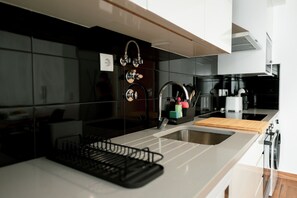 Kjøleskap, mikrobølgeovn, ovn og kokeplater