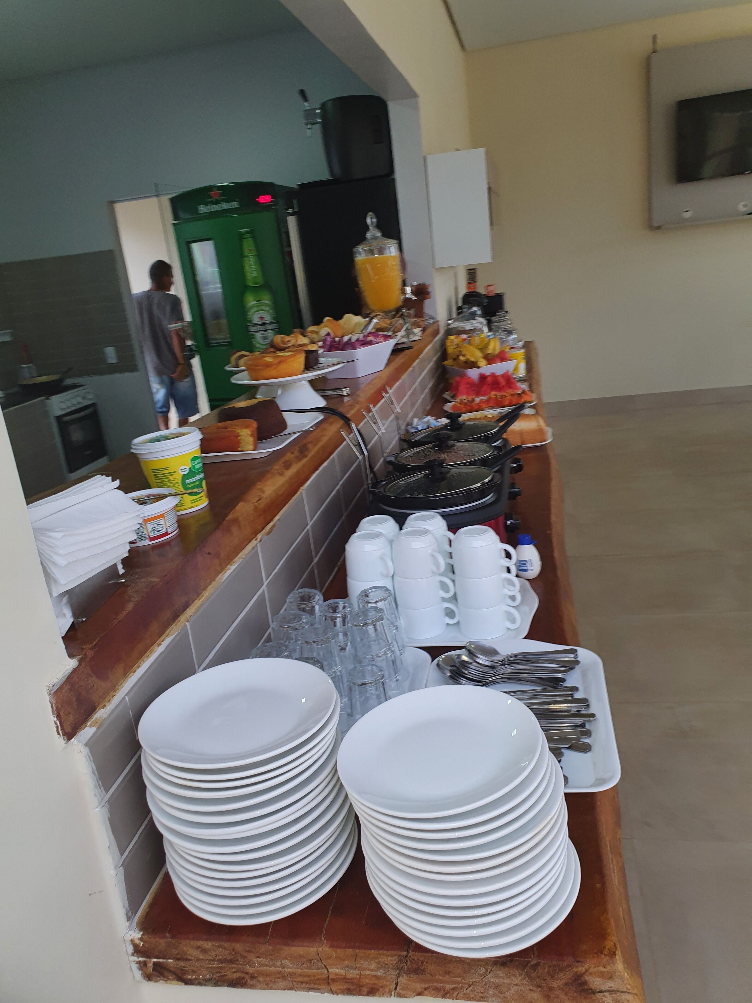 Una mesa de buffet con diversos alimentos y utensilios.