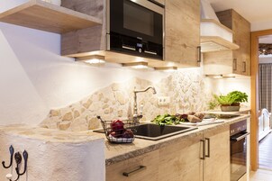 Comfort Suite Kandahar | Cuisine privée | Réfrigérateur, plaque de cuisson, cafetière/bouilloire