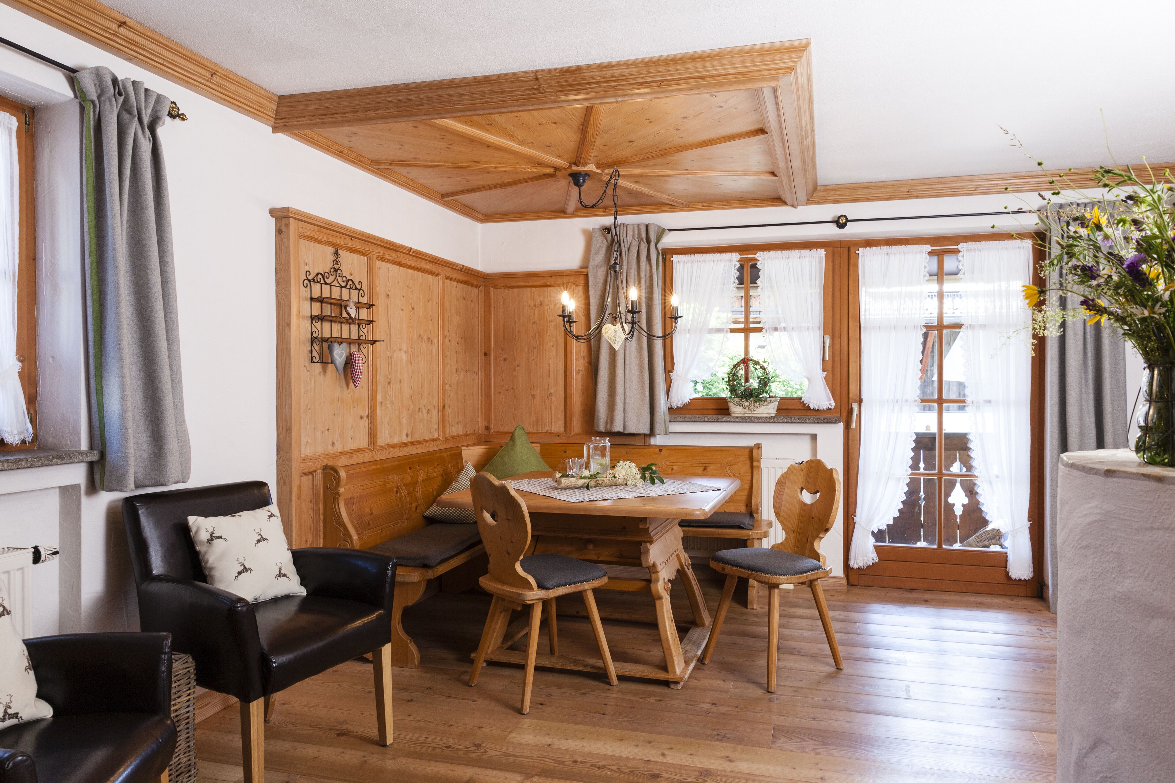 Una habitación acogedora con muebles de madera, una mesa de comedor y un banco.