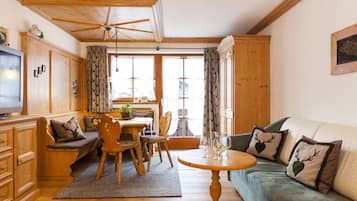 Suite Stegerwald | Essbereich im Zimmer