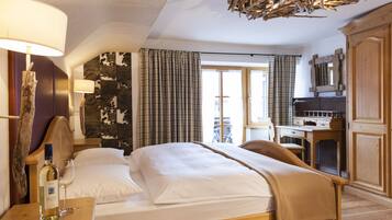 Comfort Suite Kandahar | 1 sovrum, allergitestade sängkläder och värdeförvaringsskåp på rummet