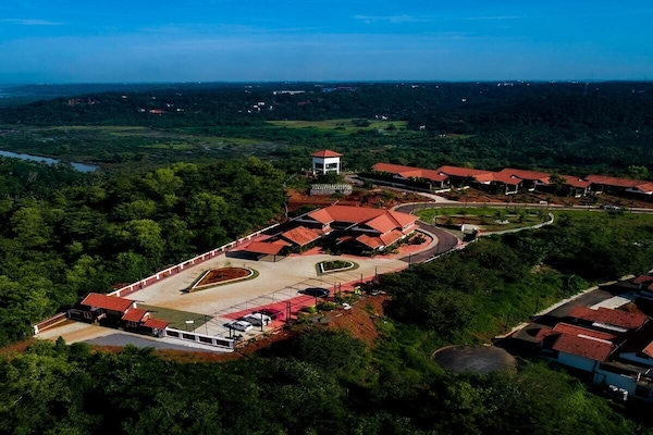 Vista frontal de la propiedad