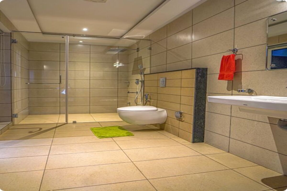 فيلا عائلية - غرفتا نوم - بحمامين | حمام | تجهيزات دش، دُش غزير، مستلزمات فاخرة للعناية الشخصية، مجففات شعر
