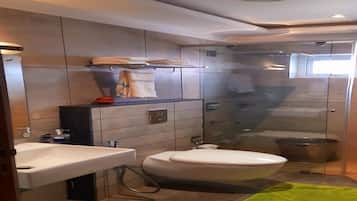 Familie villa, 2 slaapkamers, 2 badkamers | Badkamer | Een douche, een regendouche, designer toiletartikelen, een haardroger