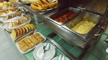 Café da manhã com buffet grátis todos os dias