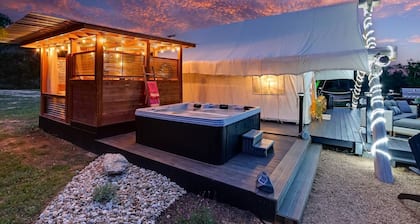 Hill Country River Yurt, Hot Tub,Kayaks, Movie Projector, Outside Projector