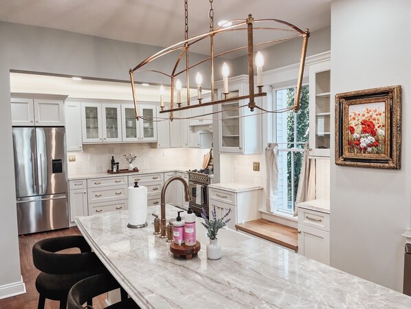 Réfrigérateur, four à micro-ondes, un four, surface de cuisson