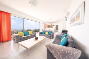 Televisión, chimenea y tenis de mesa