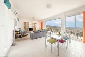 Televisión, chimenea y tenis de mesa