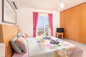 3 habitaciones, tabla de planchar con plancha, wifi y ropa de cama